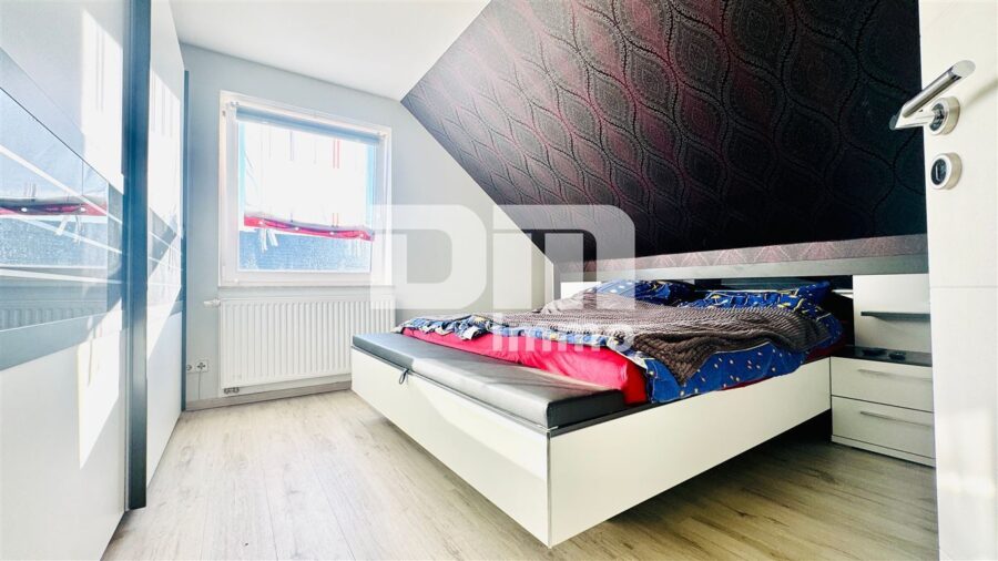 Umfangreich saniertes Einfamilienhaus mit großer Terrasse, Garage, Carport und Einliegerbereich - OG / DG Schlafzimmer